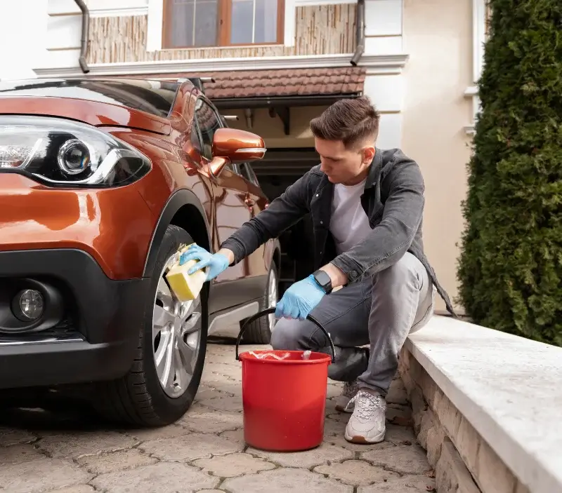 Lavage auto à domicile Lapeyrugue : professionnel intervenant sur un véhicule